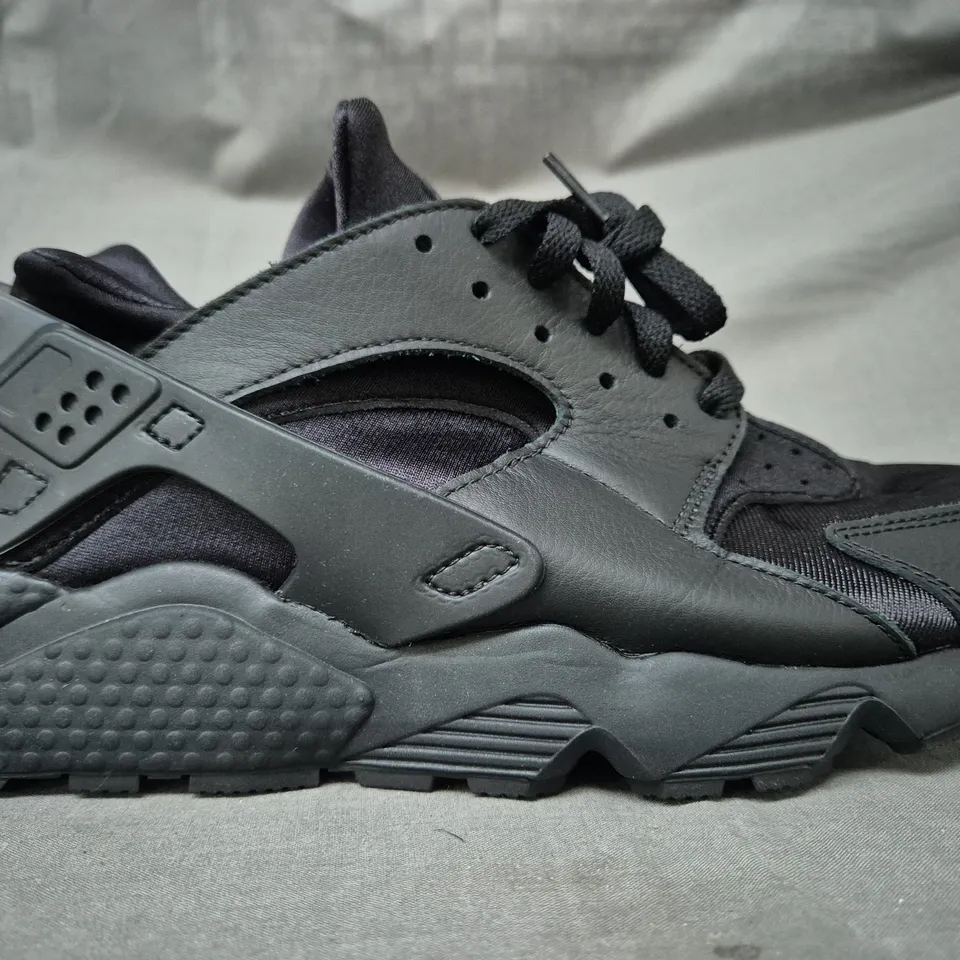 BOXED PAIR OF NIKE AIR HUARACHE SHOES IN BLACK UK SIZE 9