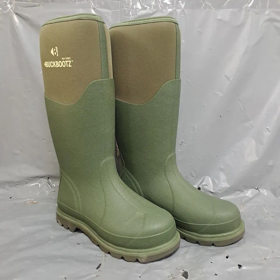 BOXED PAIR OF BUCKBOOTZ NON SAFETY BOOTS IN GREEN SIZE UK 6