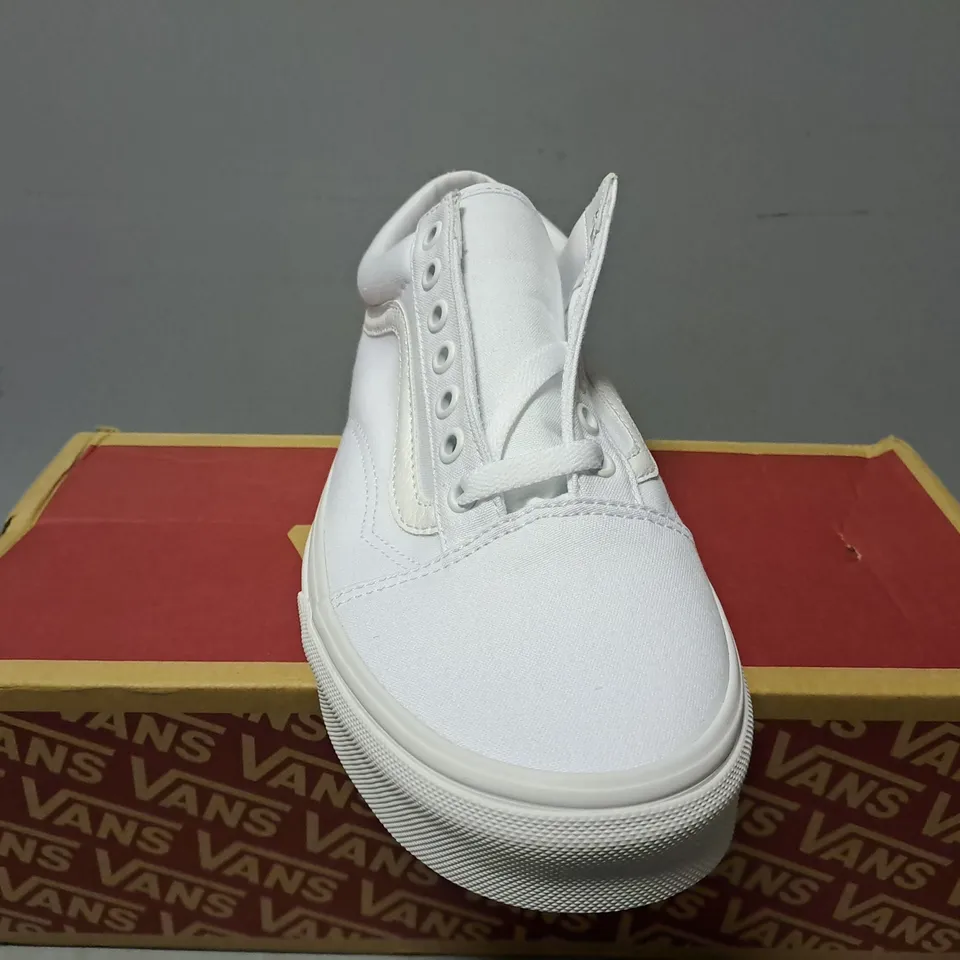 BOXED VANS OLD SKOOL WHITE SHOES - UK 9 