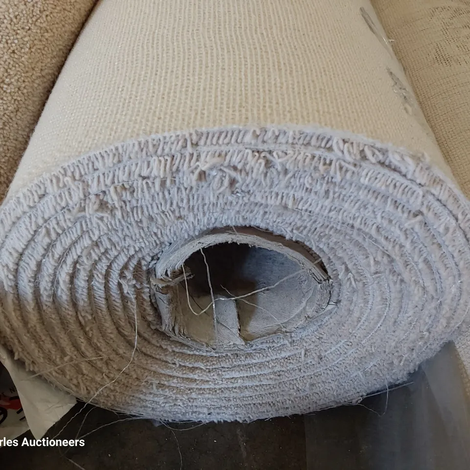 ROLL OF QUALITY TUDOR TWIST BIRCHWOOD BEIGE CARPET APPROXIMATELY 5M × 7.7M