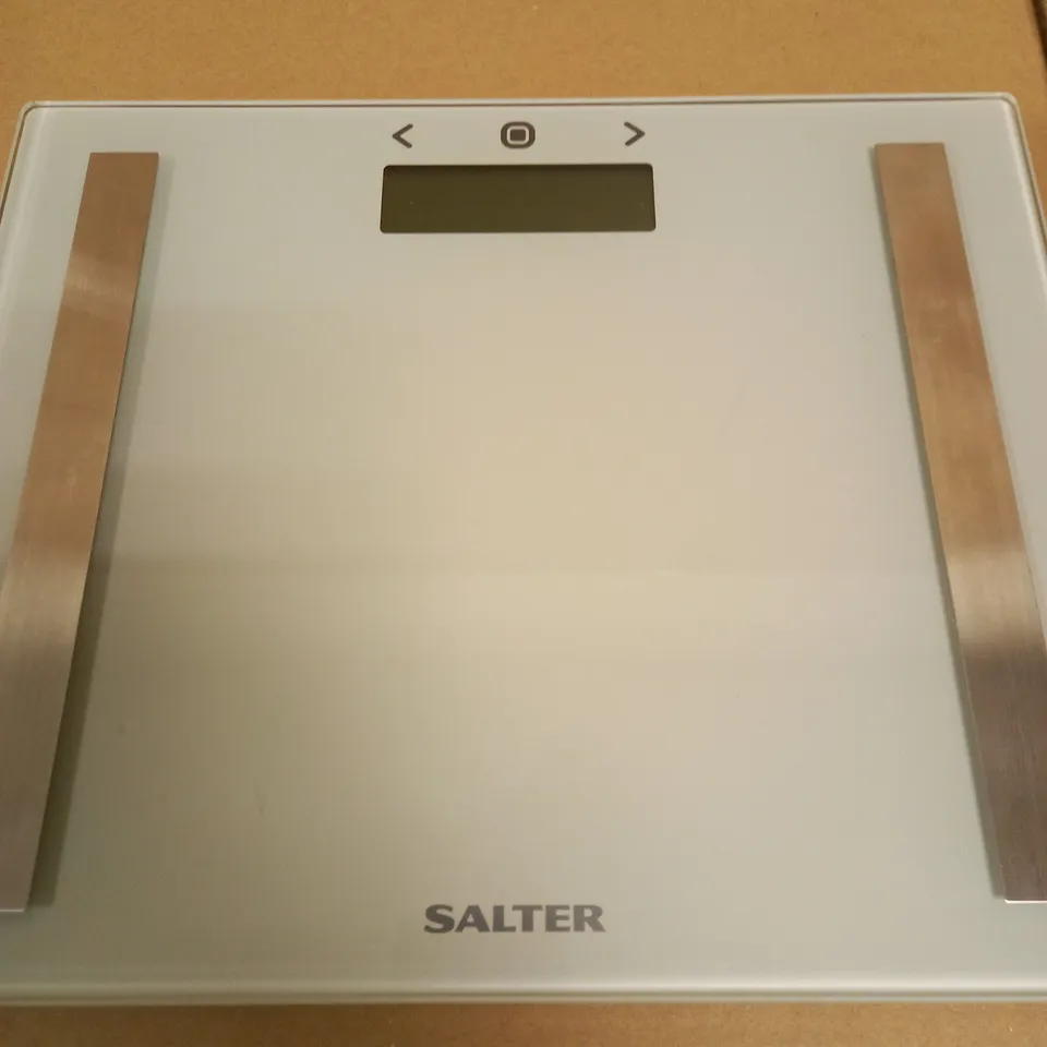 LOT OF 2 SALTER COMPACT GLASS ANALYSER SCALE - GREY RRP £40
