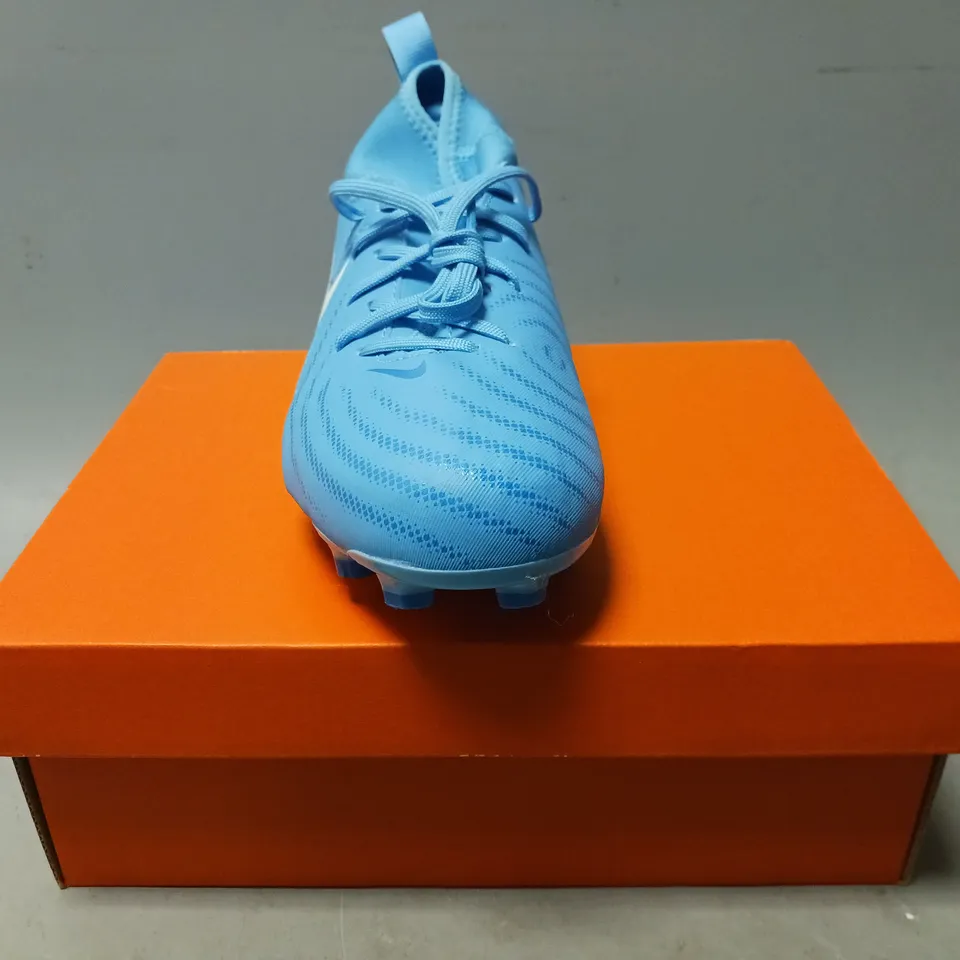 BOXED PAIR OF NIKE JR PHANTOM LUNA II FOOTBALL BOOTS IN BLUE/WHITE UK SIZE 1.5