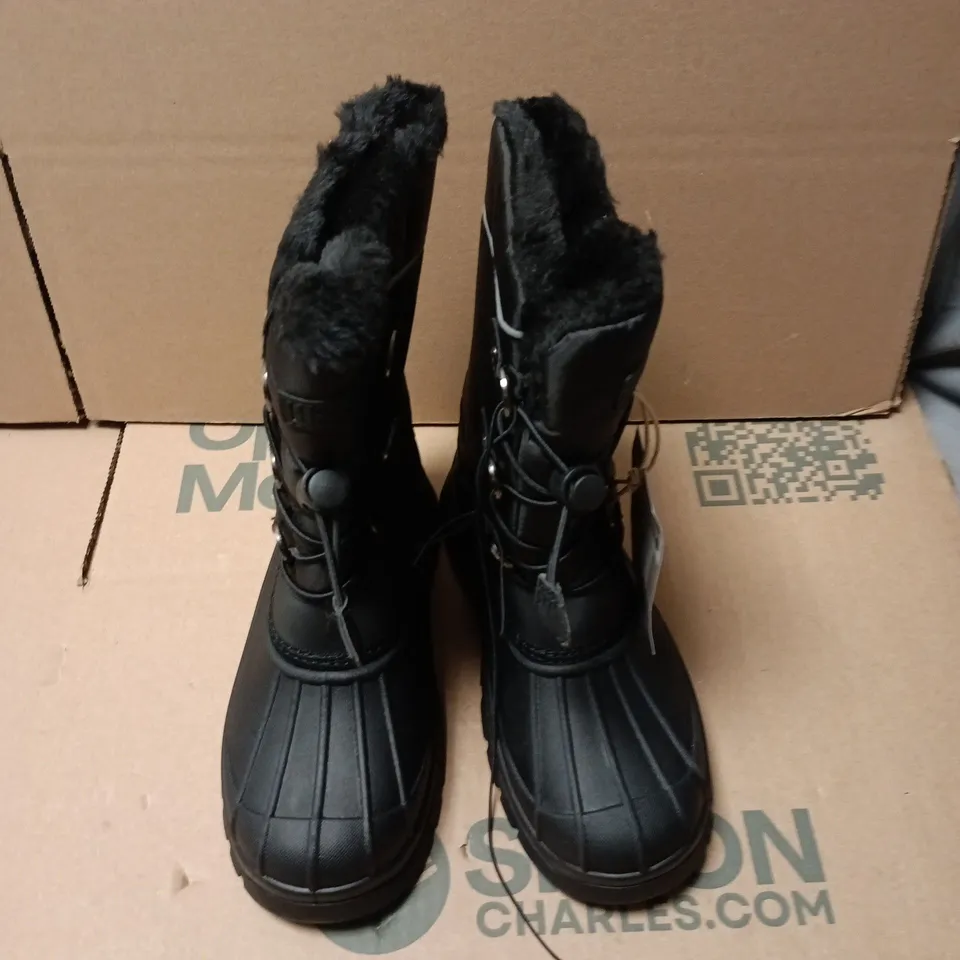 UNBOXED PAIR OF MOUNTAIN WAREHOUSE WHISTLER KIDS ADAPTIVE FLEECE LINED SNOW BOOTS IN BLACK - UK 2