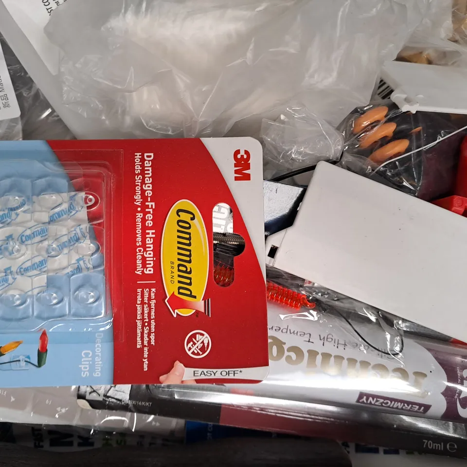 APPROXIMATELY 10 ASSORTED HOUSEHOLD ITEMS TO INCLUDE HILKA BRASS PADLOCK, COCKTAIL STICKS, ETC