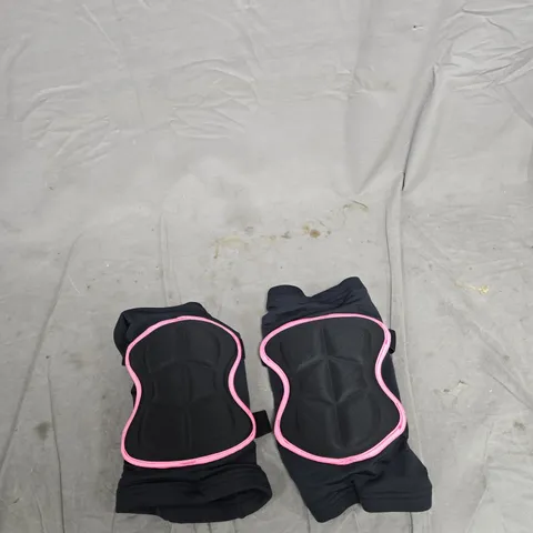 BOX OF APPROXIMATELY 15 ASSORTED ITEMS TO INCLUDE: YARN AND KNEEPADS