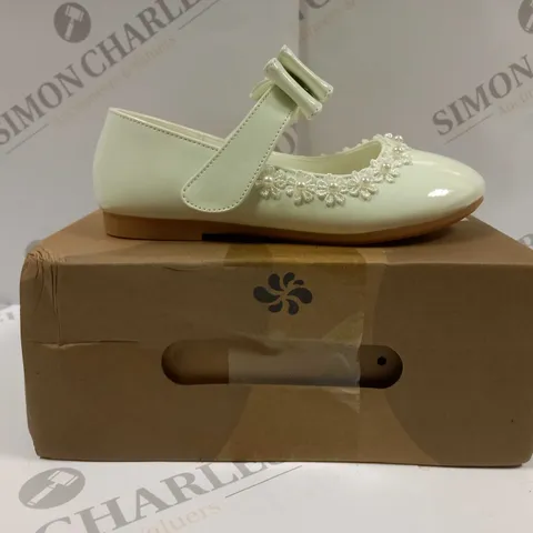 BOXED PAIR OF KIDS SHOES