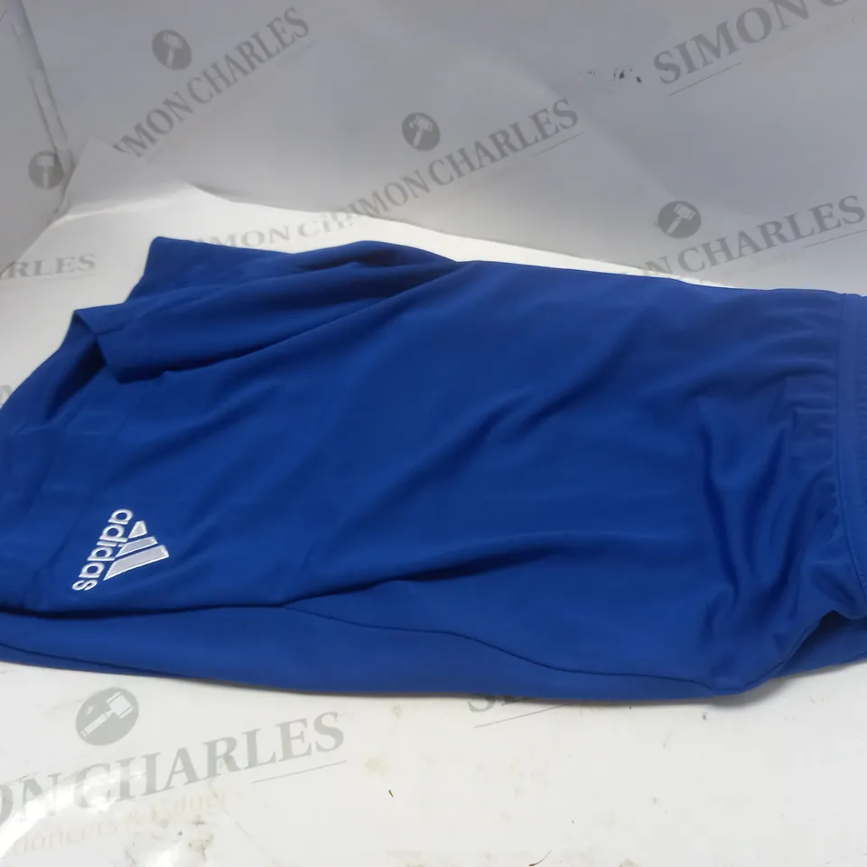 FOUR PAIRS OF SHORTS TO INCLUDE ADIDAS BLUE SHORTS , UNDERARMOUR RED AND BLACK SHORTS , ETC