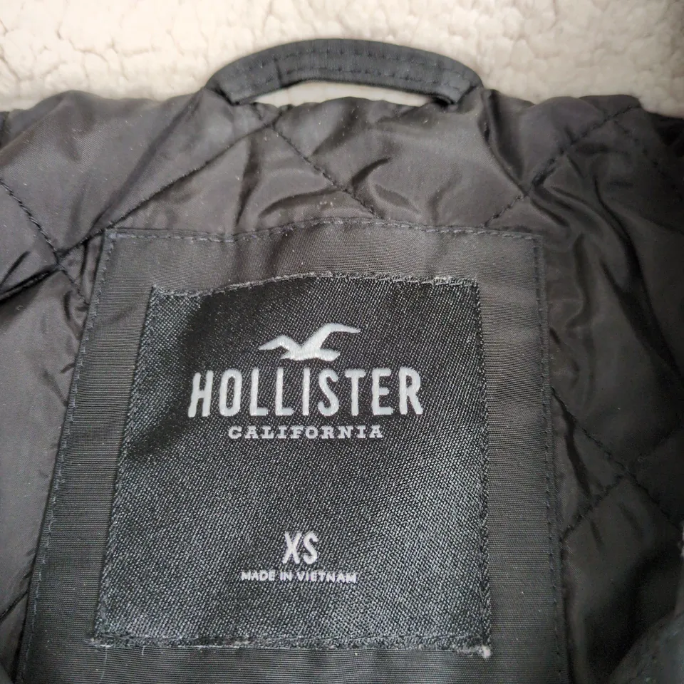 HOLLISTER CALIFORNIA BLACK BOMBER JACKET WITH WHITE FAUX SHEARLING COLLAR – XS