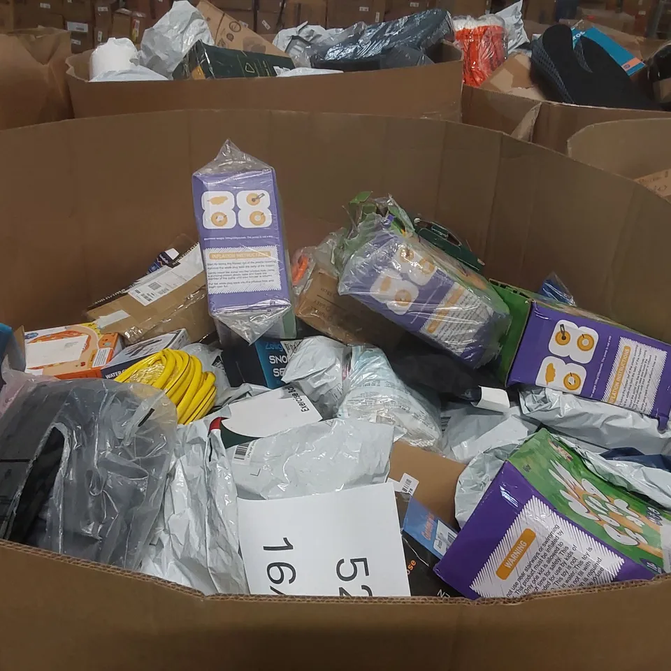 PALLET CONTAINING A LARGE QUANTITY OF ASSORTED HOSE PIPES, POOL INFLATABLES ECT