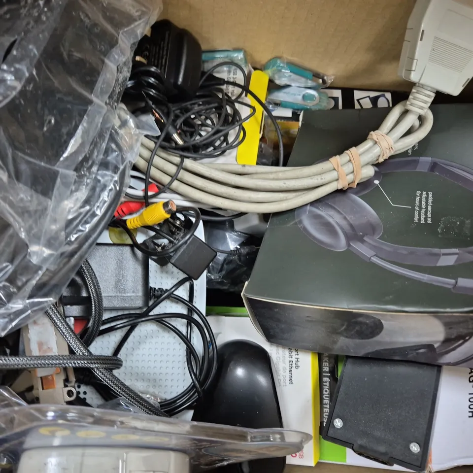 BOX OF APPROXIMATELY 10 ASSORTED ELECTRICAL ITEMS TO INCLUDE USB PEN DRIVE, VARIOUS REMOTES AND CABLES, ETC