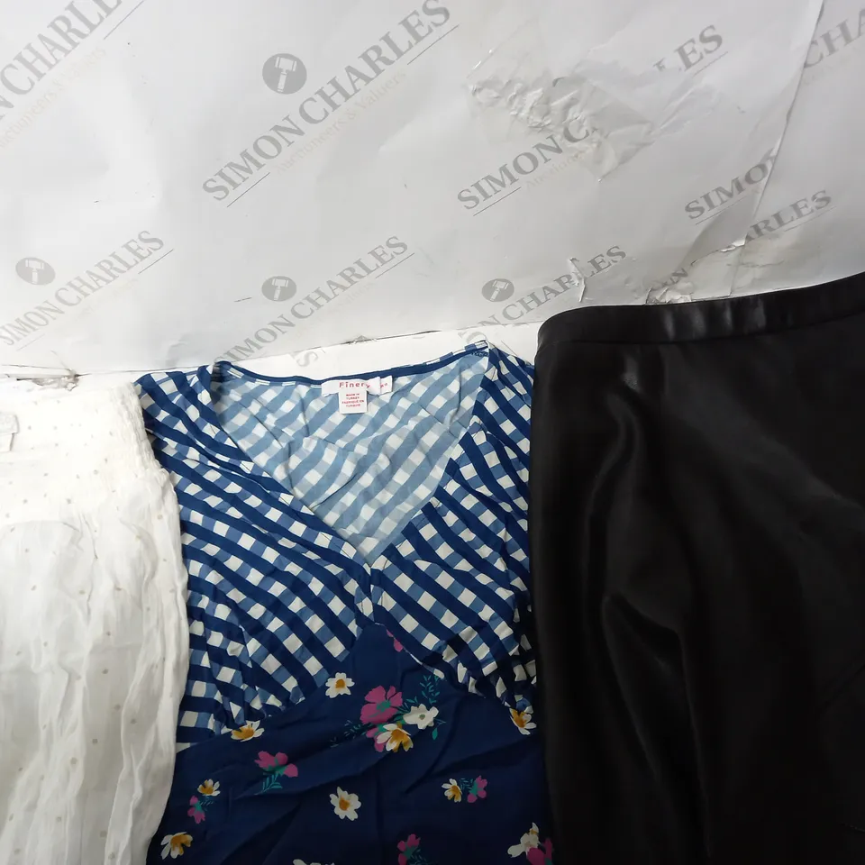 BOX OF APPROXIMATELY 20 ASSORTED ITEMS OF CLOTHING TO INCLUDE MONSOON, FINERY, WULI:LUU, ETC