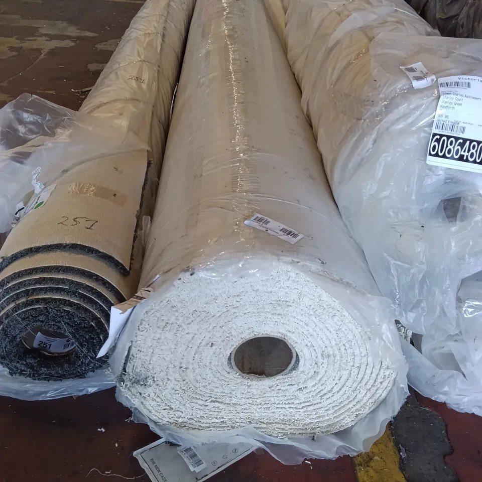 ROLL OF QUALITY GRACE OPAL CARPET // APPROX SIZE: UNSPECIFIED