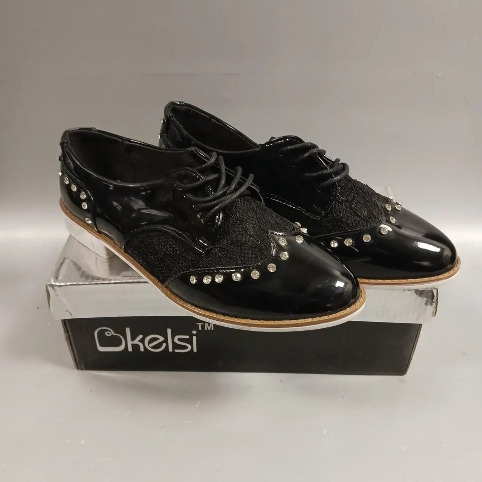 BOXED PAIR OF KELSI LACED SEQUINED SHOES IN BLACK - 4