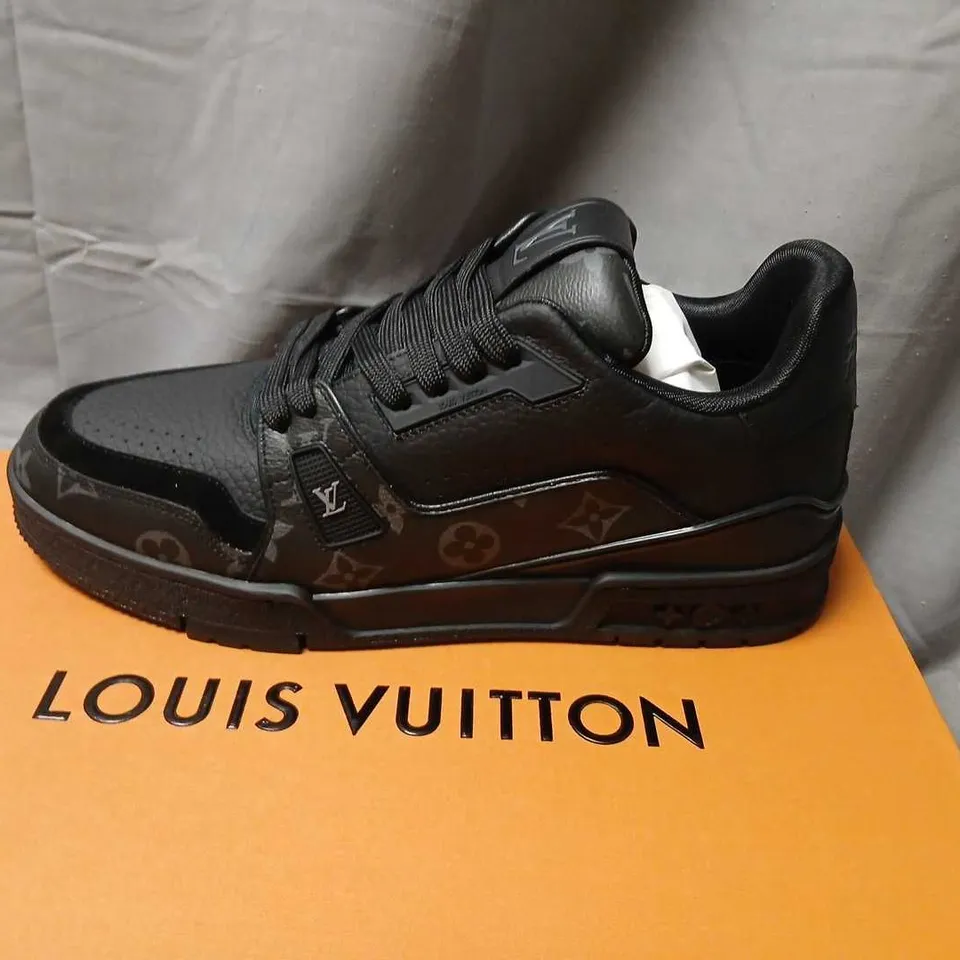 LOUIS VUITTON ARCH LIGHT SNEAKER – BLACK/BLACK (EU 43) UK 9.5 