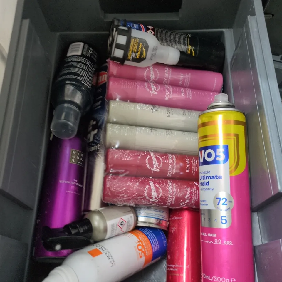 APPROXIMATELY 15 ASSORTED AEROSOLS TO INCLUDE CARPLAN DE-ICER, SILVIKRIN HAIRSPRAY AND PANTHERA UNIVERSAL FAST ADHESIVE