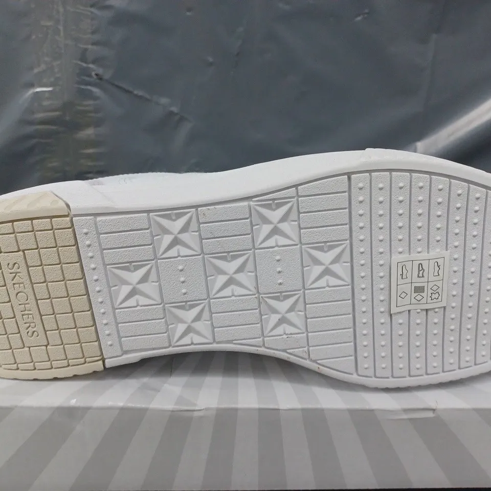 BOXED SKECHERS COURT CLASSIC TRAINERS IN WHITE - UK 7