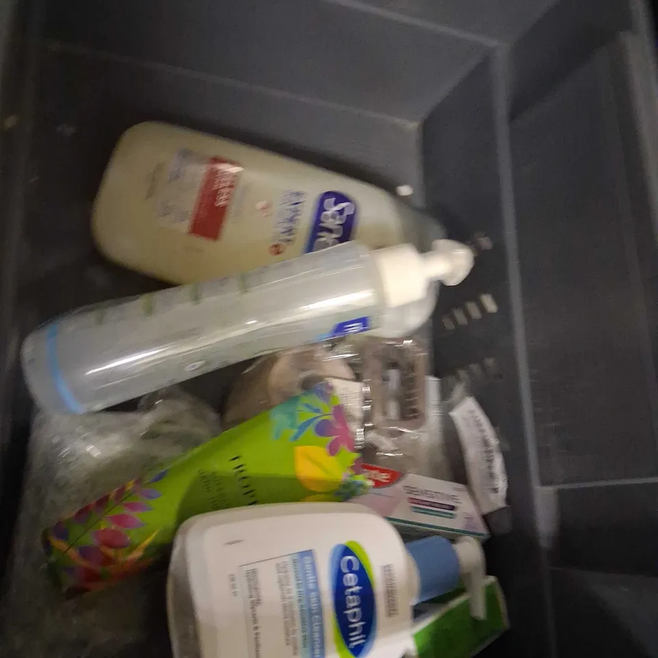 APPROXIMATELY 20 ASSORTED HEALTH AND BEAUTY PRODUCTS TO INCLUDE; TROPIC, BOOTS, SANEX AND PANTENE