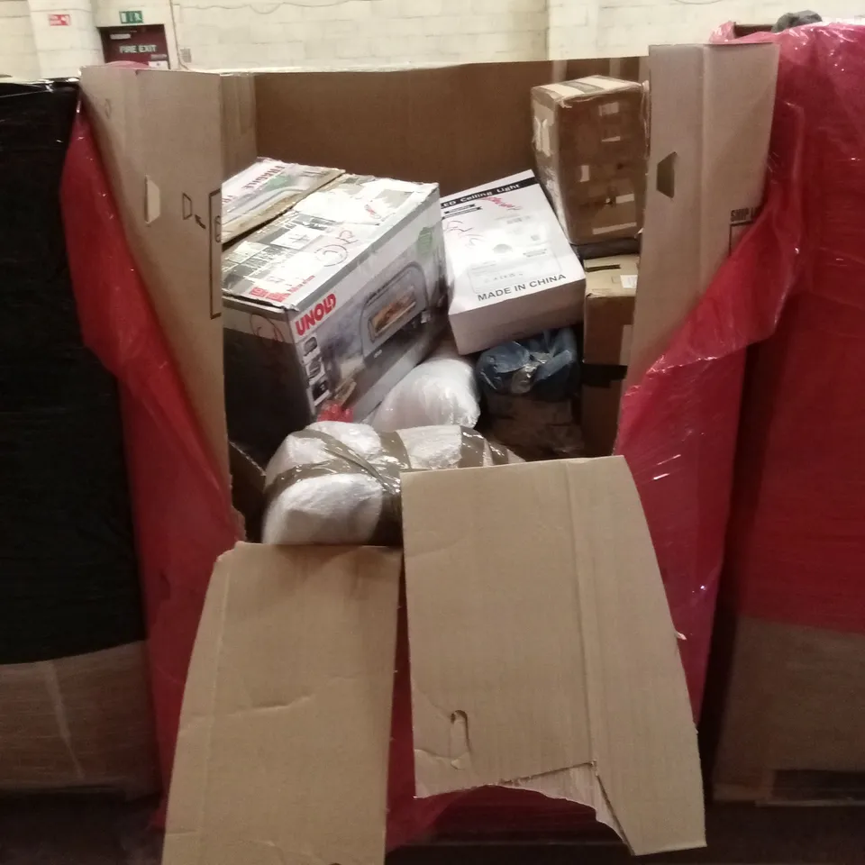 PALLET OF ASSORTED HOUSEHOLD GOODS & PRODUCTS TO INCLUDE; PIZZA OVEN, CEILING LIGHT, BOXED FURNITURE ETC 