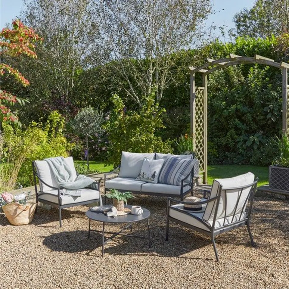 BOXED WINDSOR 4 SEATER CONVERSATION SET (1 BOX)