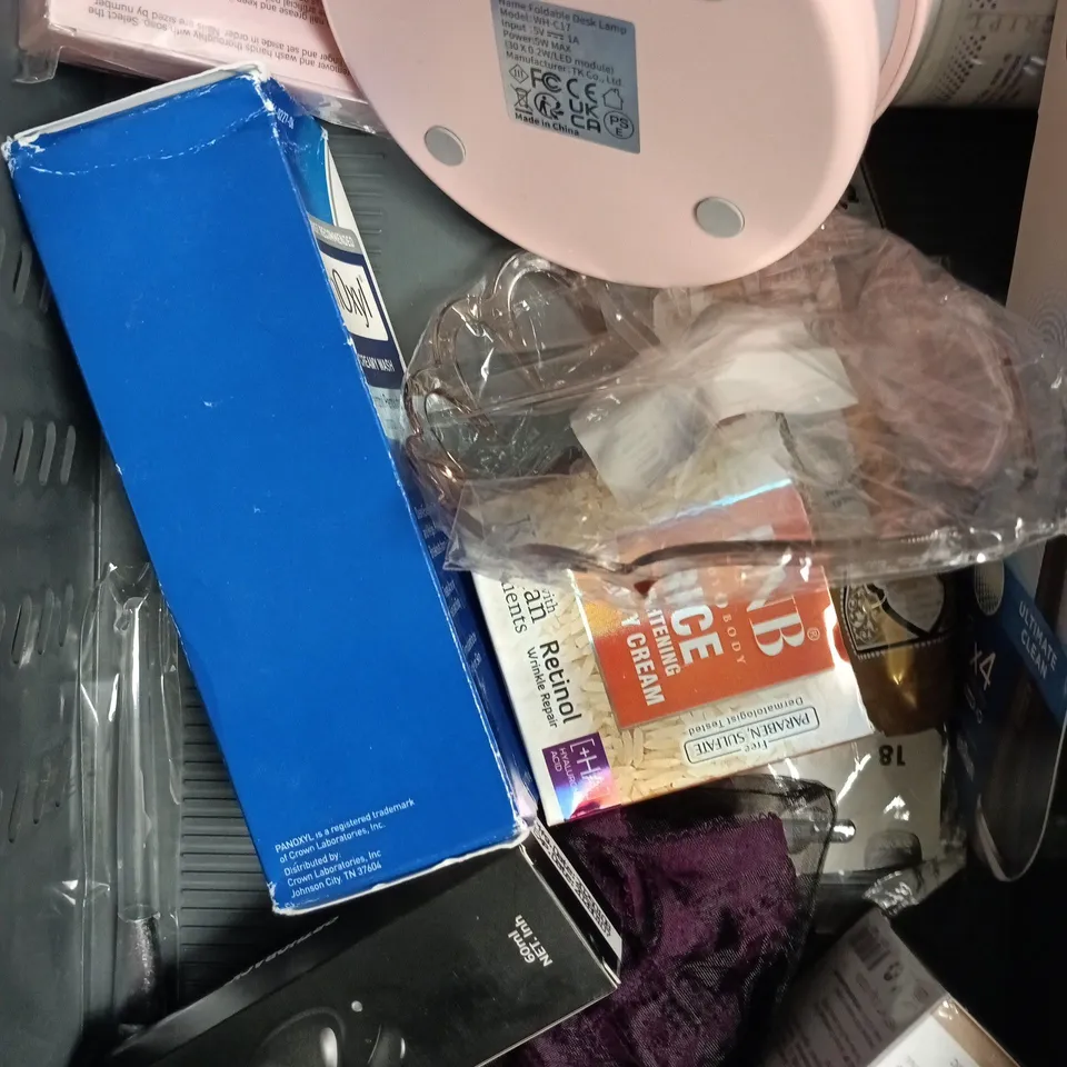 APPROXIMATELY 15 ASSORTED HEALTH & BEAUTY PRODUCTS TO INCLUDE SANCTUARY SPA, WHITENING CREAM, ALOE VERA GEL ETC 