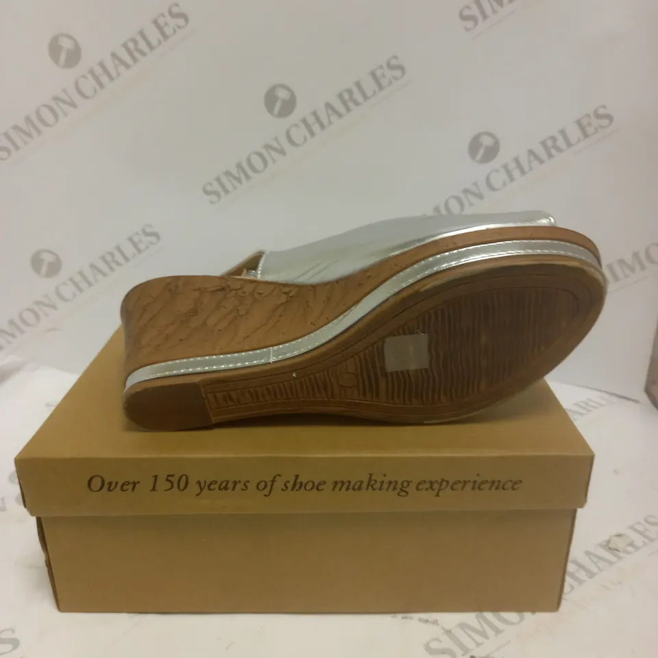 BOXED PAIR OF CUSHION WALK STRAPPED WEDGE SHOES IN SILVER - 7