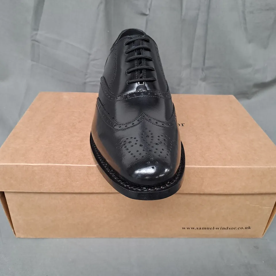 BOXED PAIR OF SAMUEL WINDSOR LACE UP SHOES IN BLACK UK SIZE 8
