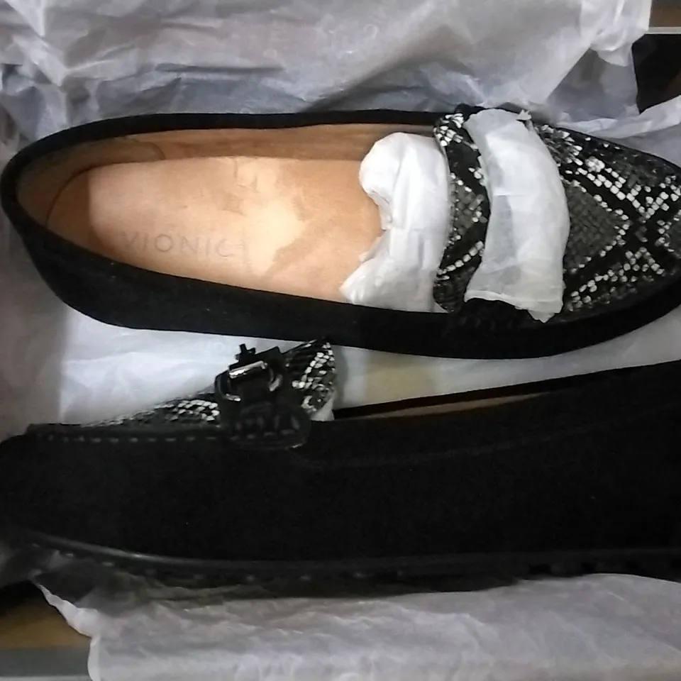 3 SHOE BOXES OF VIONIC SHOES INCLUDING NAVY ANKLE BOOTS SIZE 3, WHITE JOJO TRAINERS SIZE 5.5, BLACK LOAFERS SIZE 7.