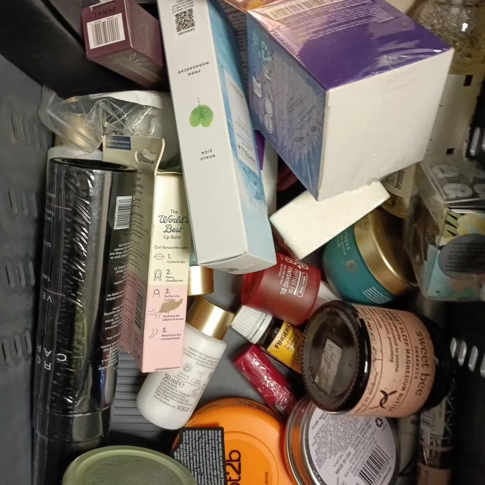 APPROXIMATELY 15 ASSORTED HEALTH & BEAUTY PRODUCTS TO INCLUDE AVEENO CONDITIONER, SOLTAN SUNCARE SPRAY, GARNIER DAY CREAM ETC