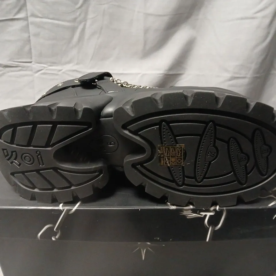 BOXED KOI ALLSANDER MENS PLATFORM TRAINERS IN BLACK - UK 9