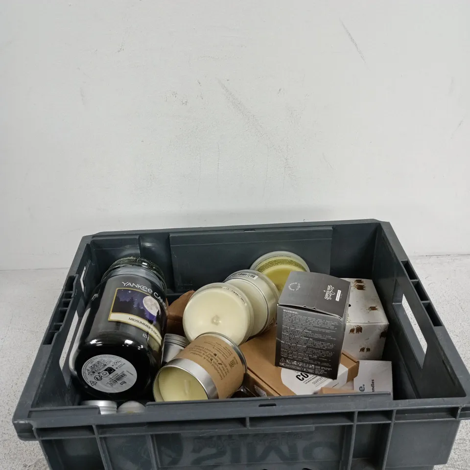 APPROXIMATELY 20 ASSORTED ITEMS INCLUDING YANKEE CANDLE SCENTERPIECE EASY MELT CUP, SLEEPLESS NIGHT CANDLE BLIND BOX AND ST EVAL CANDLE