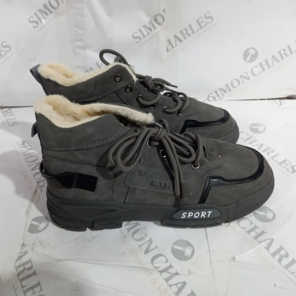 SAKTEOABRD C.1975 GREY WALKING BOOT SIZE 41
