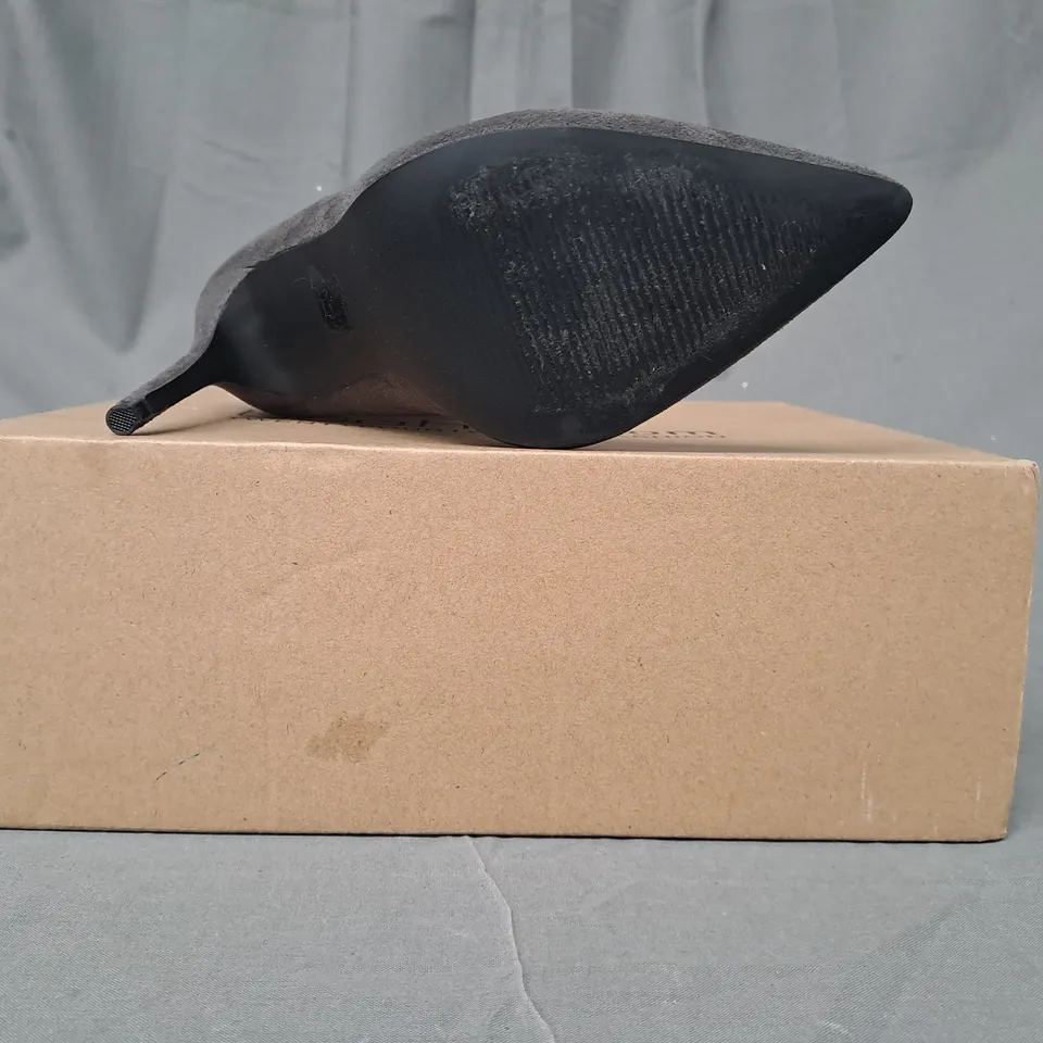 BOXED PAIR OF BOOHOO POINTED TOE STILETTO SOCK BOOTS IN GREY EU SIZE 37