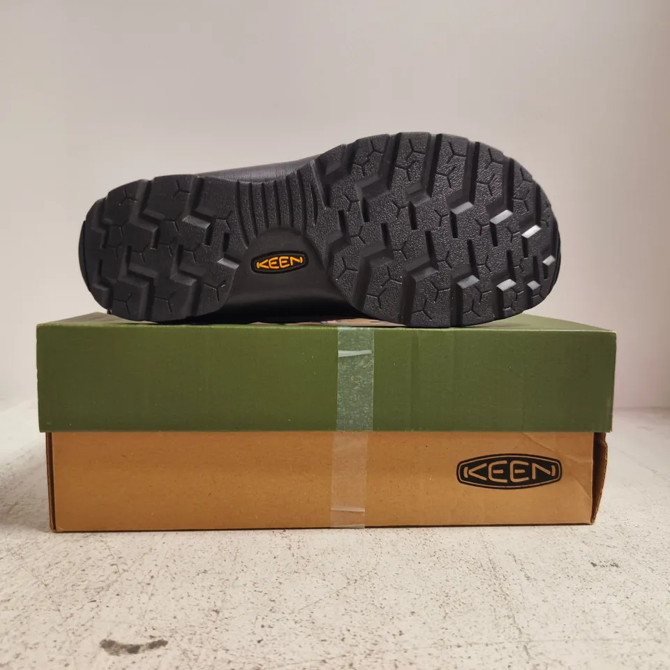 BOXED PAIR OF KEEN JASPER TRAINERS IN SILVER MINK SIZE UK 5