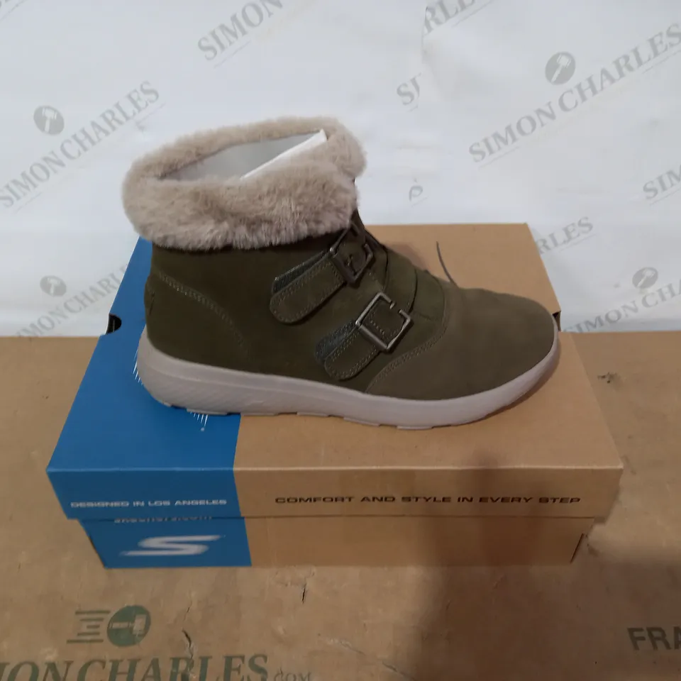 BOXED PAIR OF SKECHERS OLIVE BOOTS- SIZE 7
