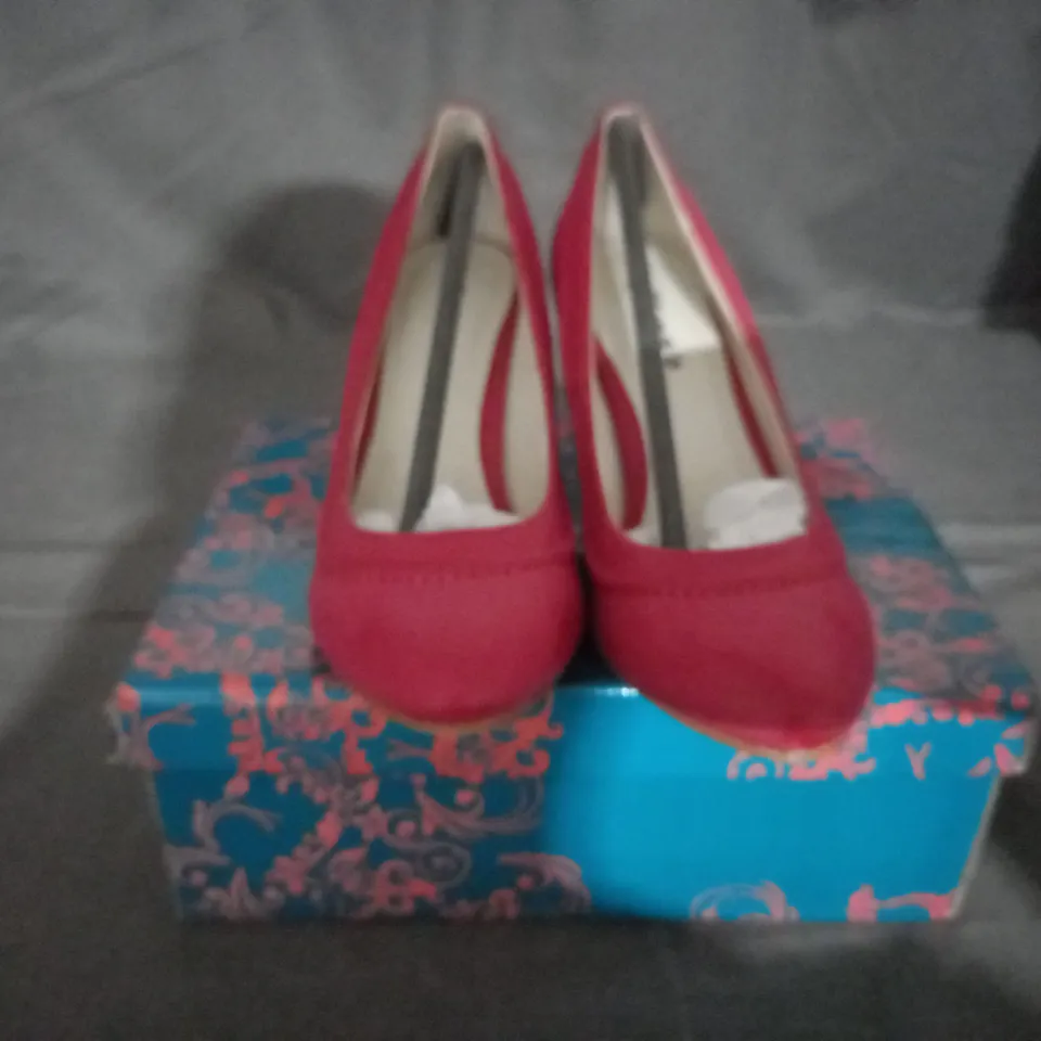 APPROXIMATELY 8 BOXED PAIRS OF CLARA'S RED HEELED SHOES IN VARIOUS SIZES TO INCLUDE SIZE 37EU 