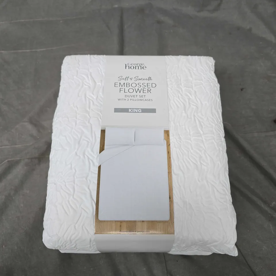 SOFT & SMOOTH EMBOSSED FLOWER DUVET SET - KING 