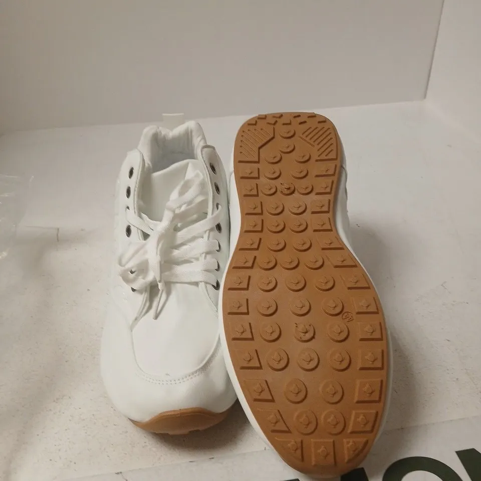 WHITE LEATHER TRAINER WITH GUM SOLE – LACE-UP