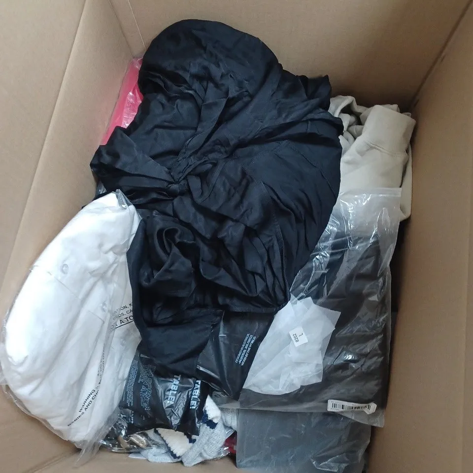 BOX OF APPROXIMATELY 15 ASSORTED CLOTHING ITEMS TO INCLUDE FASHION LOVE PURSES, GLOVES, KIDS WATERPROOF ETC