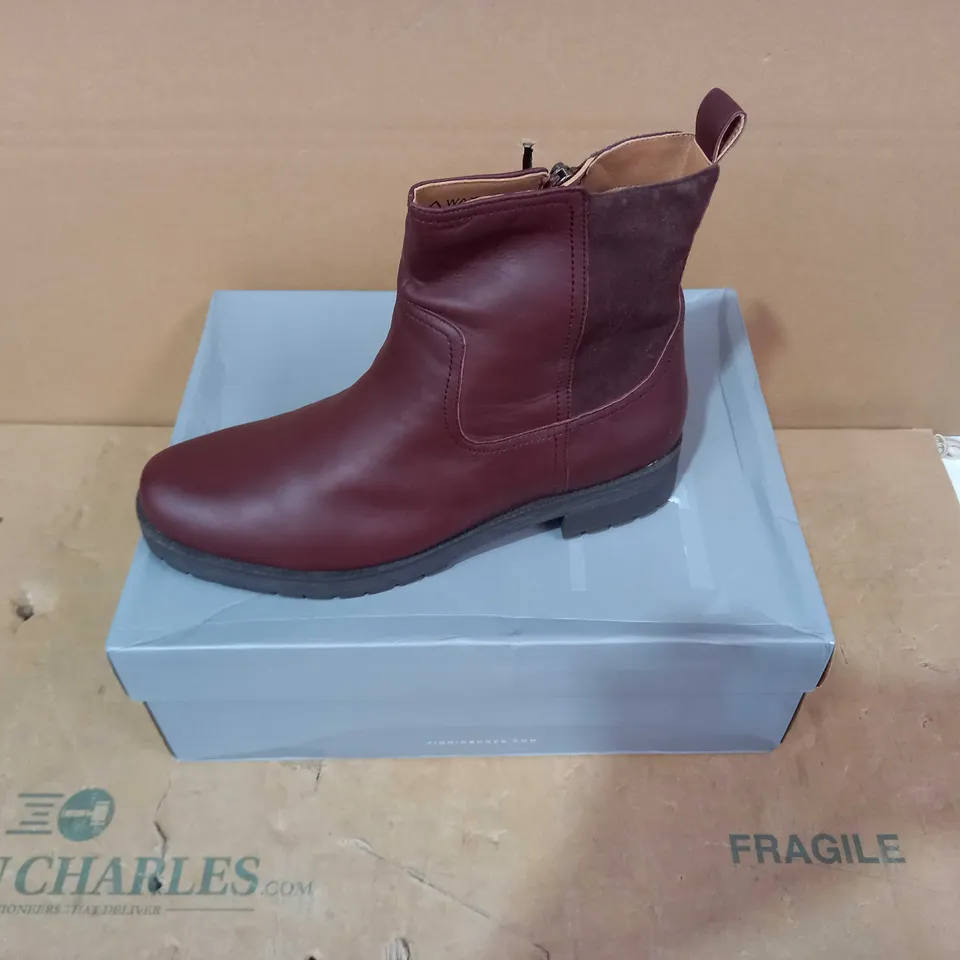 BOXED PAIR OF VIONIC BOOTS - SIZE 6