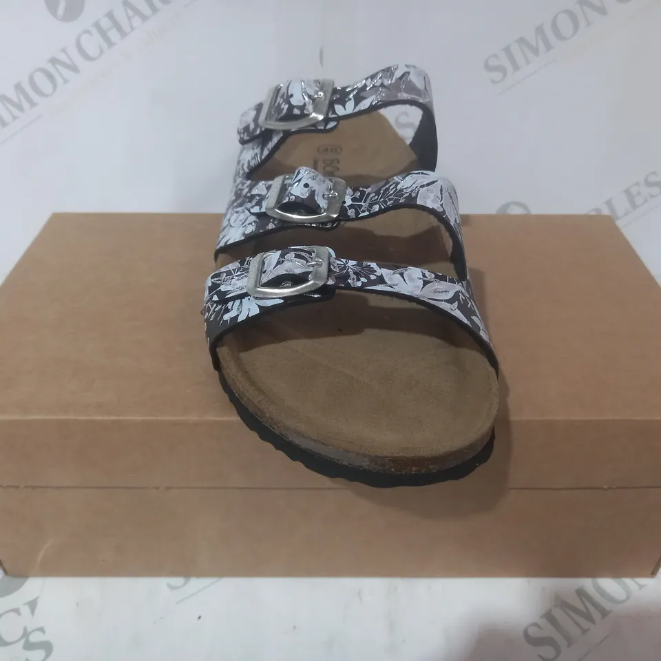 BOXED PAIR OF BONOVA OPEN TOE SANDALS IN BLACK/WHITE FLORAL DESIGN SIZE 7