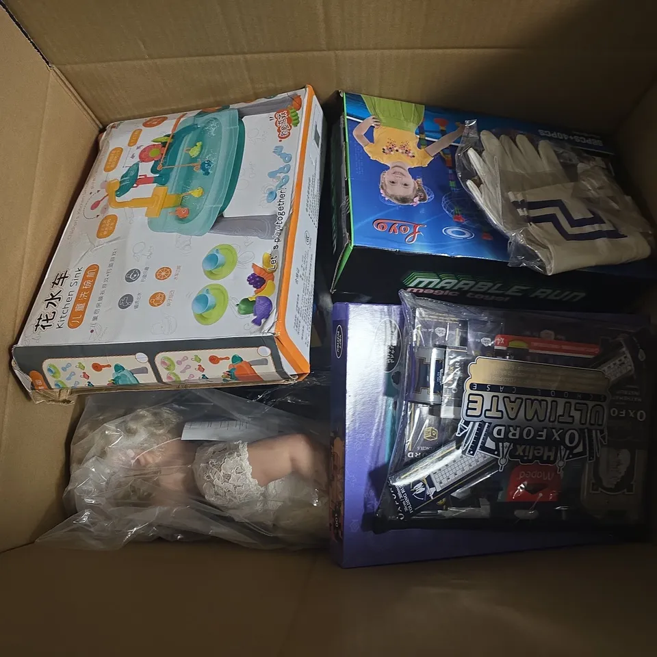 APPROXIMATELY 20 ASSORTED TOYS & GAMES TO INCLUDE HOP NO.27 TRACTOR PARADE, FUGGLER PLUSH, HELIX OXFORD ULTIMATE SCHOOL CASE, ETC