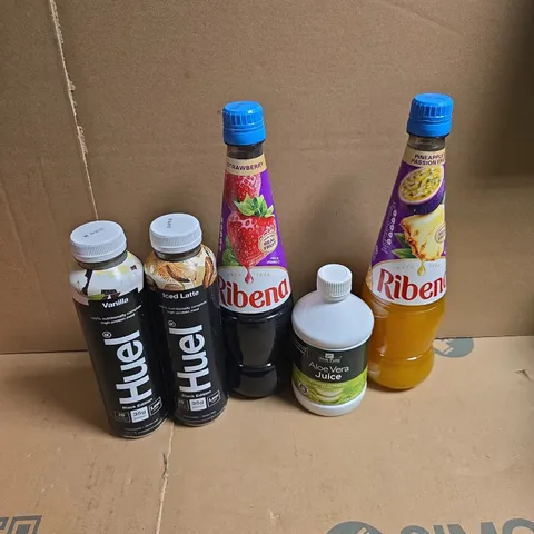 APPROXIMATELY 10 ASSORTED DRINKS TO INCLUDE HUEL VANILLA, RIBENA, ALOE VERA JUICE, ETC - COLLECTION ONLY