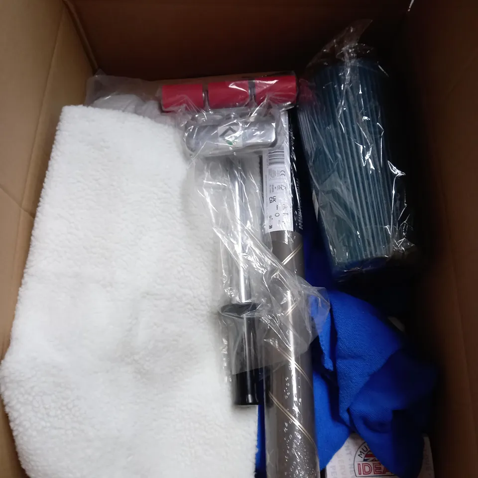 BOX OF APROXIMATELY 12 ASSORTED HOUSEHOLD ITEMS TO INCLUDE BLANKETS , PILLOW CASES , SHOWER HANDLES , ETC 