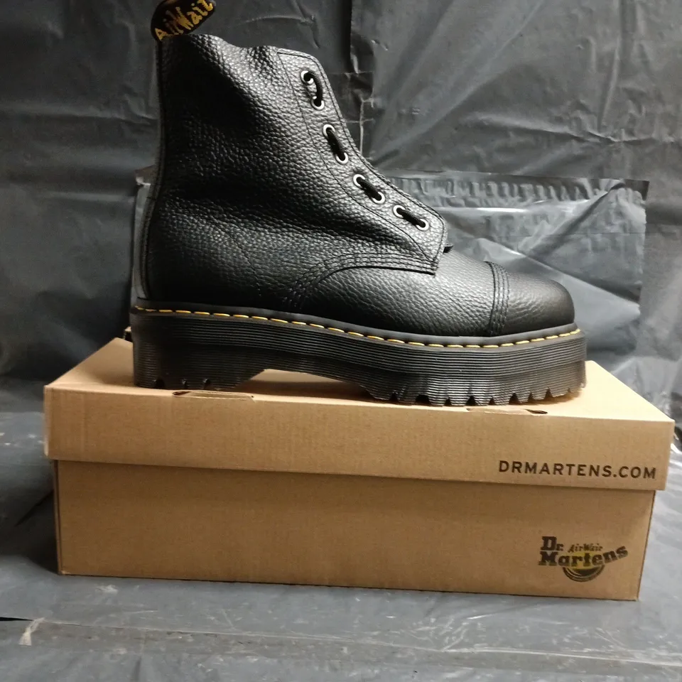 BOXED PAIR OF DR MARTENS SINCLAIR ANKLE BOOTS IN BLACK SIZE UK 9.5