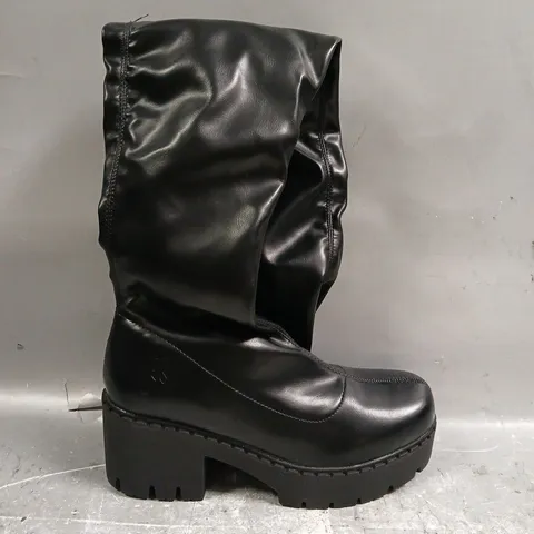 BOXED PAIR OF KOI THE ALLIANCE BLACK SWITCH STRETCH FIT THIGH HIGH BOOTS IN BLACK UK SIZE 4