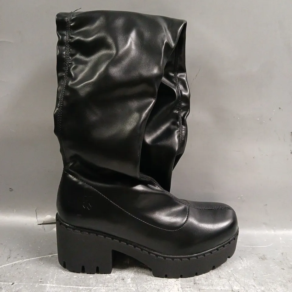 BOXED PAIR OF KOI THE ALLIANCE BLACK SWITCH STRETCH FIT THIGH HIGH BOOTS IN BLACK UK SIZE 4