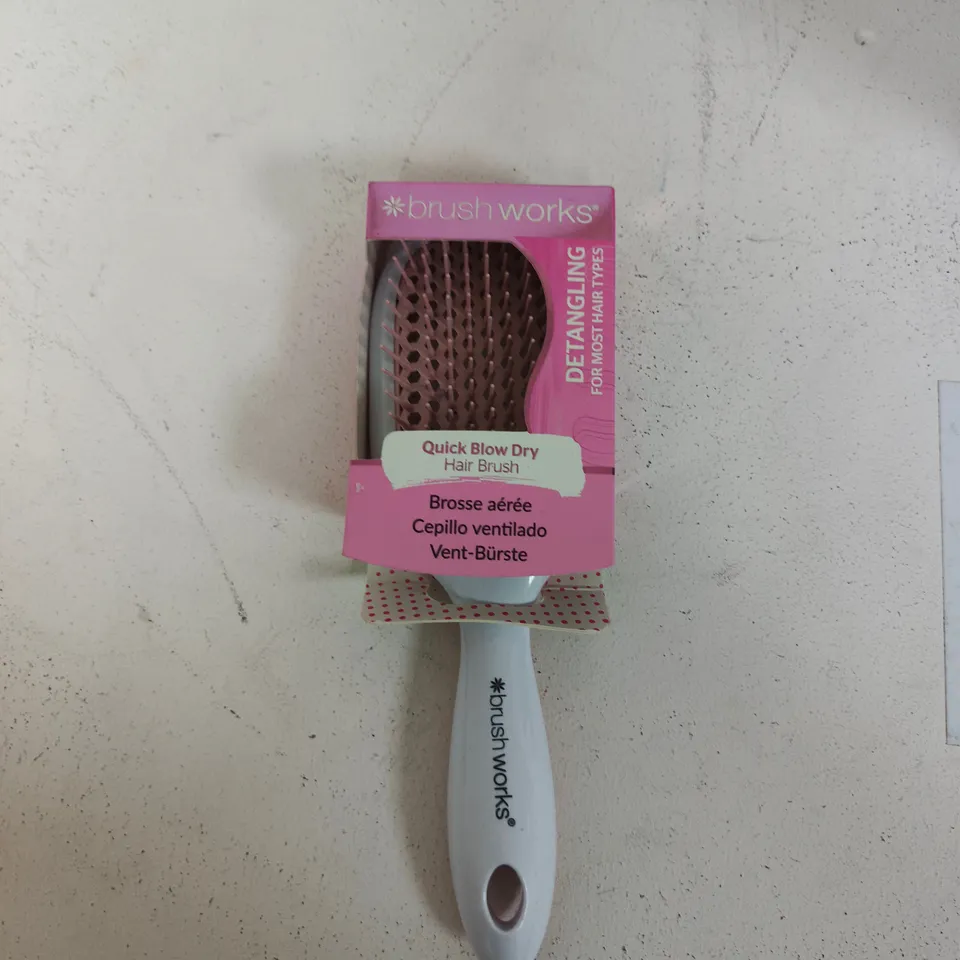 TOTE OF APPROXIMATELY 15 ASSORTED COSMETICS TO INCLUDE: BRUSHWORKS DETANGLING BRUSH