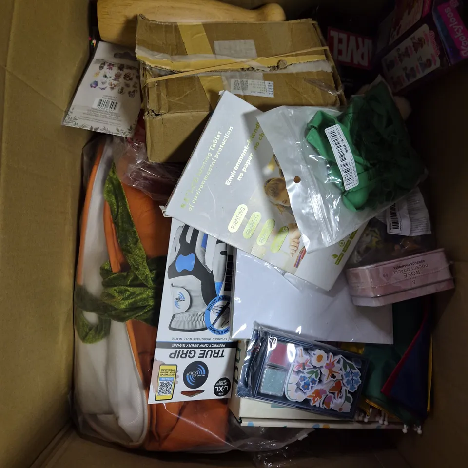 APPROXIMATELY 20 ASSORTED TOYS & GAMES TO INCLUDE GOLF GRIPS, XBOX CONTROLLER, BALLOONS ETC 