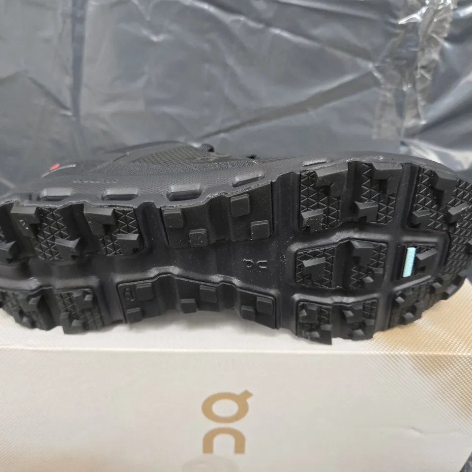 BOXED PAIR OF ON CLOUDVISTA 2 TRAINERS IN BLACK - UK 6.5