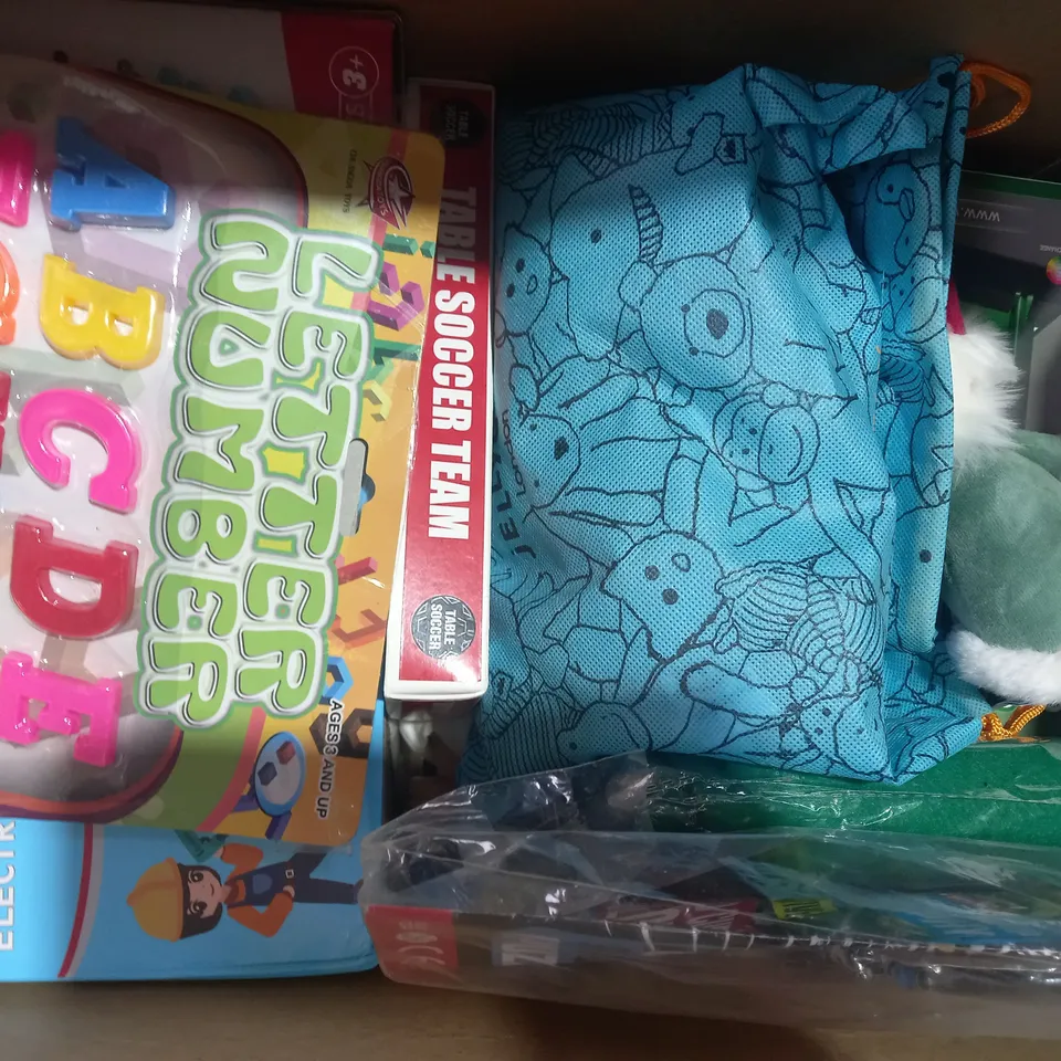 BOX OF APPROXIMATELY 10 ASSORTED TOYS AND GAMES TO INCLUDE STORY CUBES, GALT FRIENDSHIP BRACELETS, TWO BARE FEET SNORKEL AND MASK, ETC